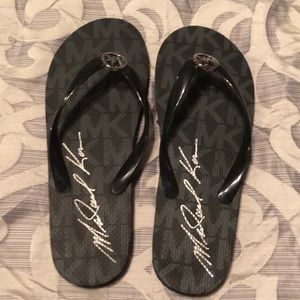 MICHAEL KORS sz 10 womens flip flops.  Sandals. Black and gray. LIKE NEW.